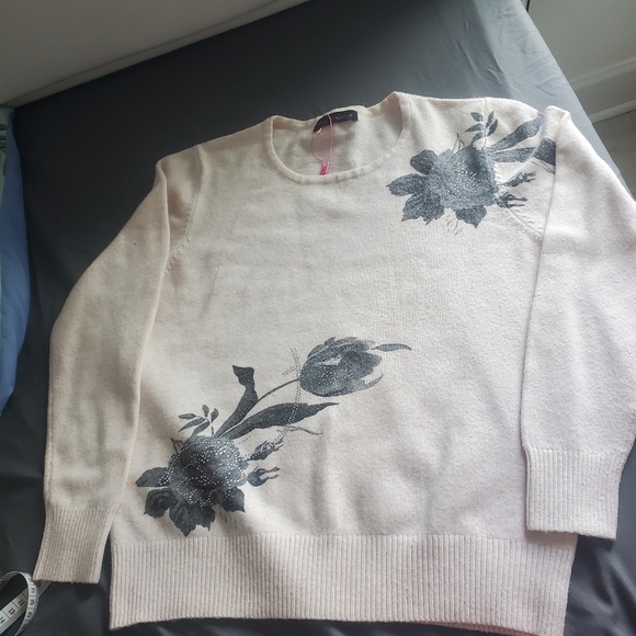 Elegant Beige Floral Sweater - Soft Knit with Black Flower Print for women - Picture 1 of 7